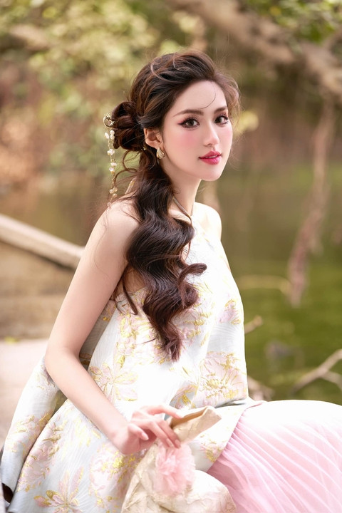 Hoa hậu Phan Phương Oanh sinh ra và lớn lên ở Hà Nội.