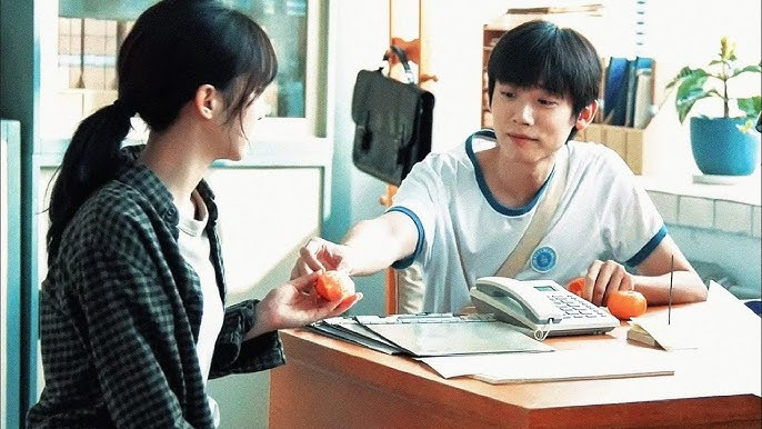 Tuyến tình cảm của Viên Sơn Thanh và Trình Nha Nha trong Thanh Xuân Đón Gió để lại nhiều dư âm bởi sự trong trẻo nhưng dang dở. Viên Sơn Thanh là cô gái chịu nhiều định kiến vì thân phận con gái của tội phạm bị truy nã. Trong quãng thời gian bị xa lánh và cô lập, Trình Nha Nha trở thành người duy nhất đứng ra bảo vệ cô, luôn khẳng định niềm tin dành cho cô gái nhỏ bé ấy. Tình cảm giữa họ không quá ồn ào nhưng đủ khiến người xem rung động bởi sự chân thành và ấm áp. Dẫu vậy, áp lực gia đình và hoàn cảnh buộc Viên Sơn Thanh phải rời đi, để lại một mối quan hệ mãi dừng ở ranh giới giữa tình bạn và tình yêu.
