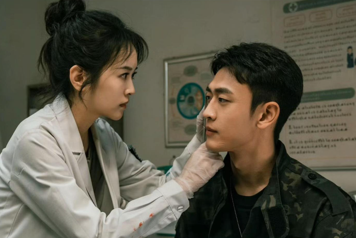 Giữa bối cảnh chiến tranh khốc liệt của Cây Ô Liu Màu Trắng, chuyện tình của Bản Kiệt Minh và Bùi Tiêu Nam mang màu sắc vừa lãng mạn vừa đau thương. Bản Kiệt Minh là người đàn ông quả cảm, luôn sẵn sàng lao vào hiểm nguy để cứu người, trong khi Bùi Tiêu Nam là nữ bác sĩ mạnh mẽ nhưng giàu cảm xúc. Tình yêu của họ nảy nở giữa bom đạn và những lần kề vai vượt qua sinh tử. Tuy nhiên, ở chặng cuối, Bản Kiệt Minh hi sinh khi cứu nam chính, để lại Bùi Tiêu Nam cô độc với ký ức chưa thể nguôi ngoai. Cái kết buồn khiến nhiều khán giả tiếc nuối và xem đây là một trong những chuyện tình bi thương nhất phim ngôn tình hiện đại.