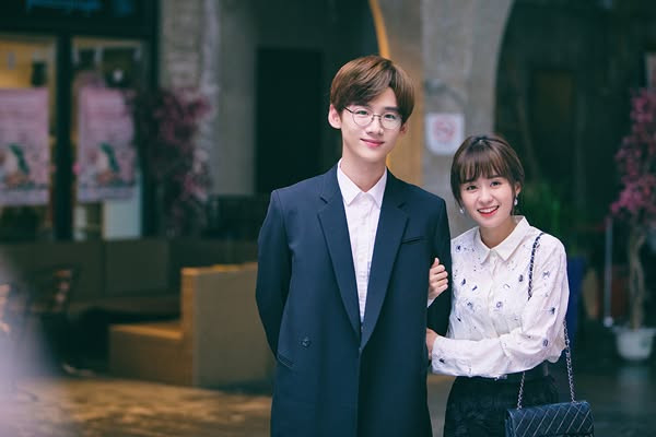Trong Hạ Chí Chưa Tới, chuyện tình giữa Lục Chi Ngang và Nhan Mạt từng được xem là điểm sáng giúp bộ phim cân bằng màu sắc bi thương của tuyến chính. Nếu Lục Chi Ngang là chàng trai trọng tình nghĩa, luôn âm thầm bảo vệ bạn bè thì Nhan Mạt lại hoạt bát, đáng yêu và hết lòng vì người mình yêu. Những màn đối đáp hài hước, sự đồng hành bền bỉ của cả hai khiến khán giả đặc biệt yêu thích. Sau biến cố Lục Chi Ngang vào tù vì bảo vệ bạn thân, Nhan Mạt vẫn chờ đợi anh suốt nhiều năm. Cái kết bằng một đám cưới hạnh phúc giúp cặp đôi trở thành một trong những tuyến phụ được yêu mến nhất màn ảnh Hoa ngữ.