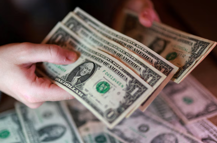 Các tờ tiền Đô la Mỹ. Ảnh: REUTERS