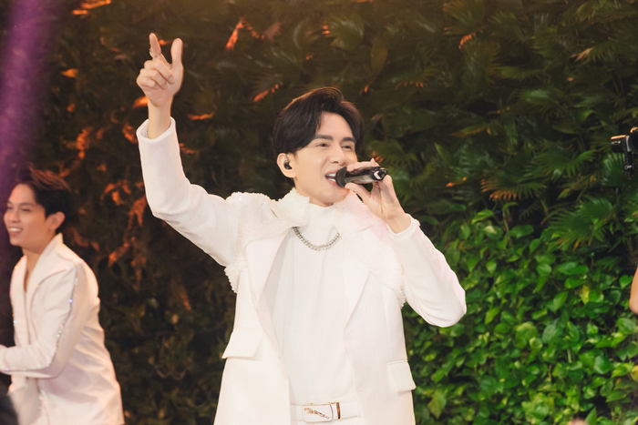 Nhiều người mừng cho Đan Trường khi anh luôn giữ được nguồn năng lượng tích cực từ sân khấu đến kinh doanh.