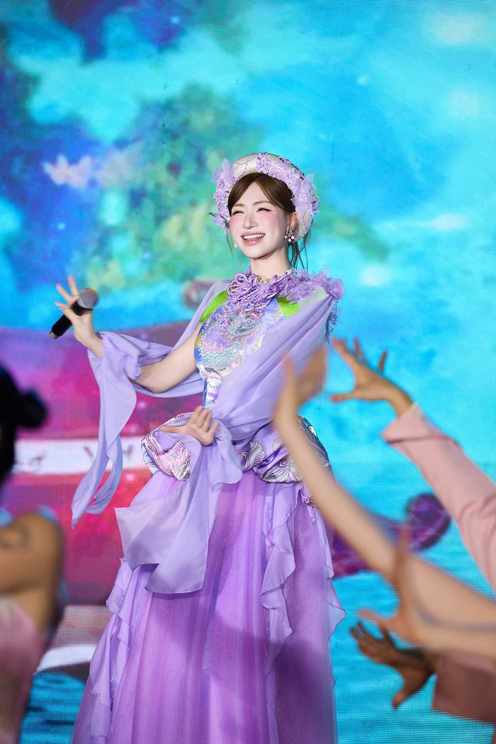 Hòa Minzy biểu diễn tại một sự kiện gần đây.