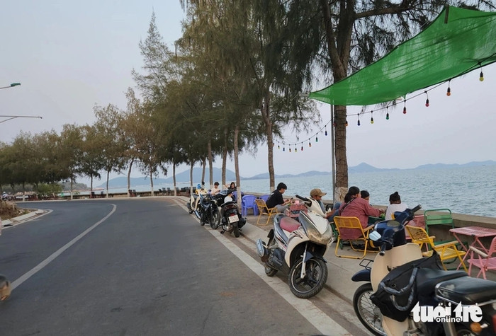 Một trong những tuyến đường đẹp ven biển Hà Tiên. Ảnh: Tuổi Trẻ Online