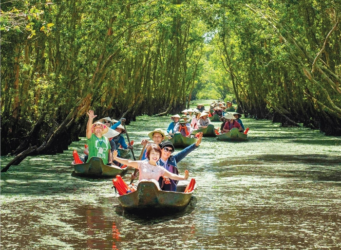 Du khách thích thú khi chèo xuống ở giữa những rừng tràm...