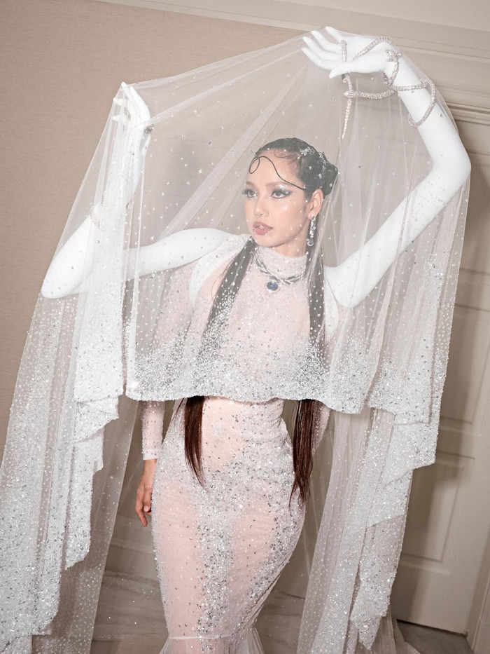 Lisa xuất hiện ấn tượng tại Met Gala 2026.