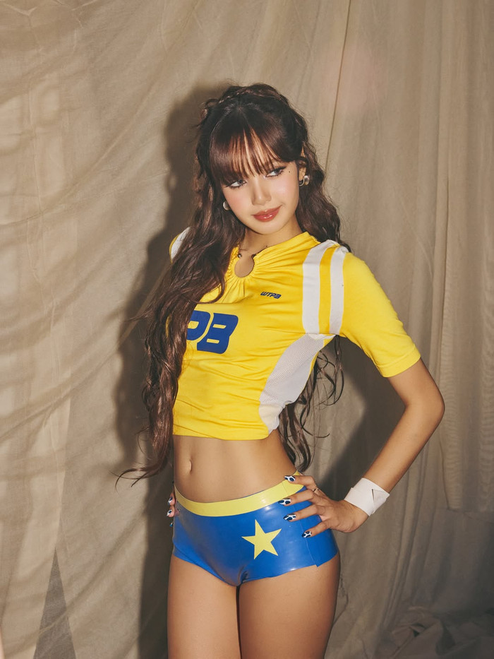 Lisa chia sẻ ảnh hậu trường quay MV Goals.&nbsp;