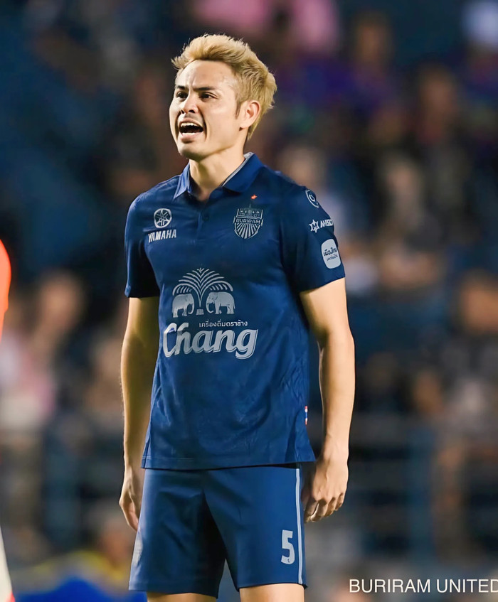 Thông tin Theerathon Bunmathan sở hữu nhiều danh hiệu hơn Cristiano Ronaldo đang khiến nhiều người hâm mộ Đông Nam Á thích thú. Ảnh: Buriram United