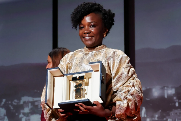 Marie-Clémentine Dusabejamb với Caméra d'Or. Ảnh: Getty Images