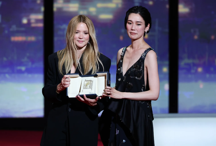 Virginie Efira và Tao Okamoto nhận giải Nữ diễn viên xuất sắc nhất cho phim All Of A Sudden. Ảnh: Getty Images