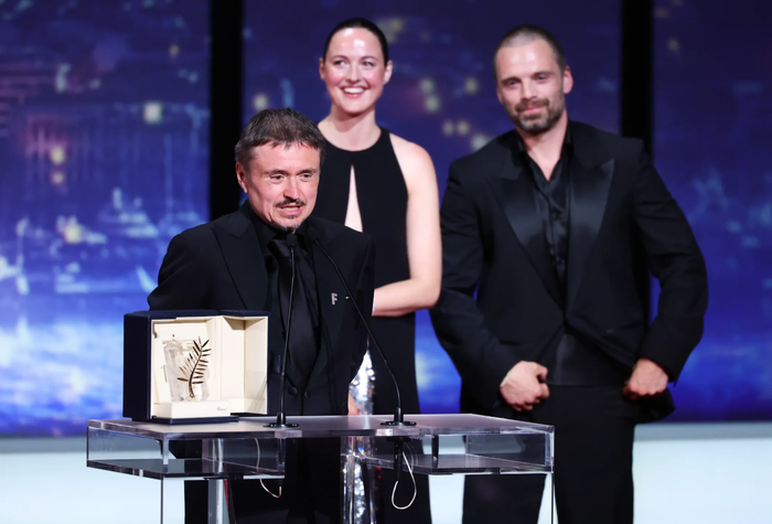 Đạo diễn người Romania Cristian Mungiu đứng ở bục phát biểu nhận giải Cành cọ vàng (Palme d'Or) danh giá tại Liên hoan phim Cannes 2026.