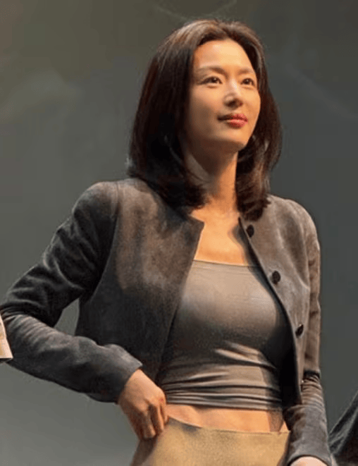 Jun Ji Hyun tự tin diện áo ngắn khoe vòng eo thon gọn sau hai lần sinh nở. Ảnh: Chosun