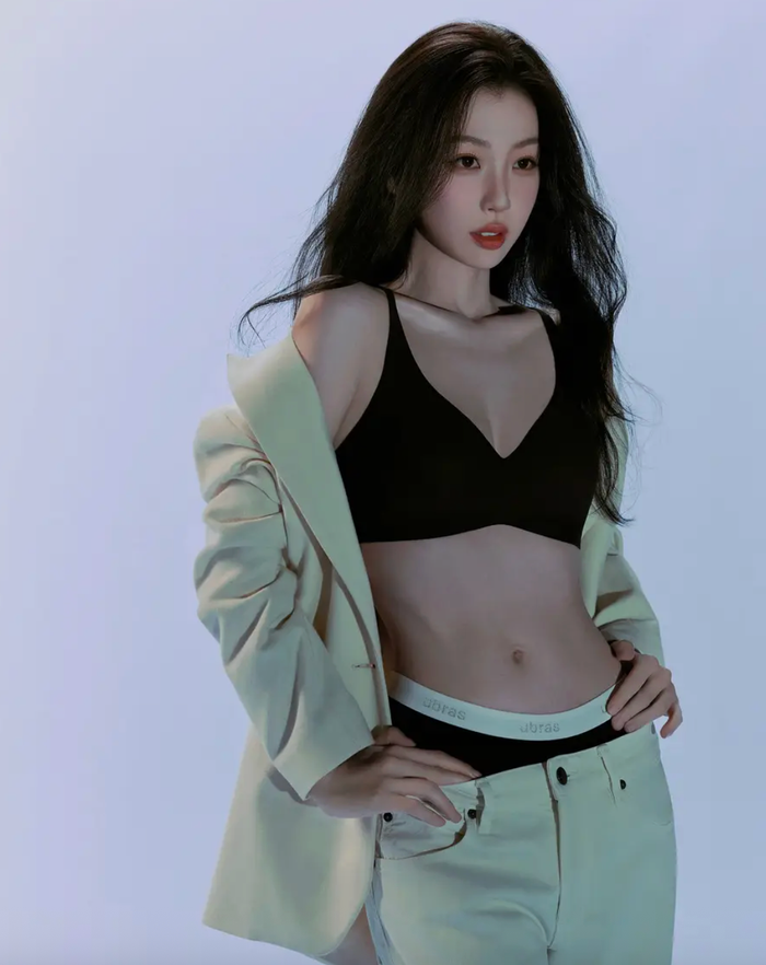 Ngu Thư Hân tự tin diện nội y gợi cảm. Ảnh: Sohu