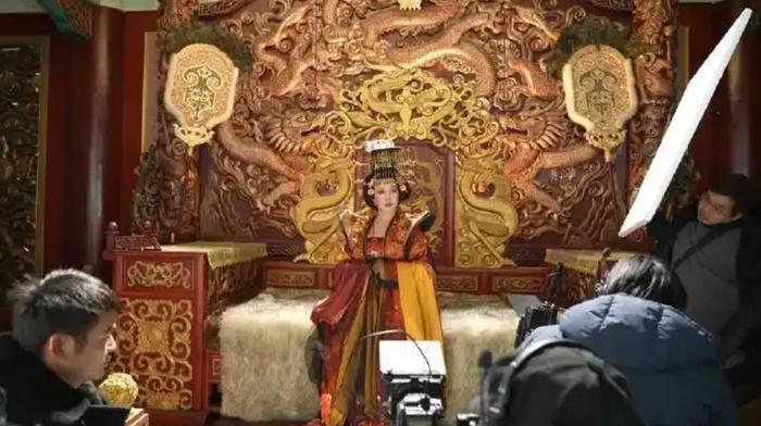 Ở tuổi ngoài 70, Lưu Hiểu Khánh vẫn duy trì lịch làm việc dày đặc để hoàn thành bộ phim ngắn mới. Ảnh: Weibo