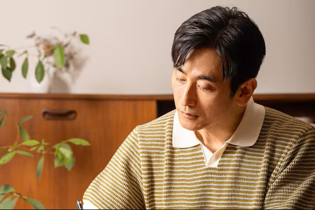 Cha In Pyo bền bỉ với công việc viết văn bên cạnh hoạt động nghệ thuật. (Ảnh từ Chosun)