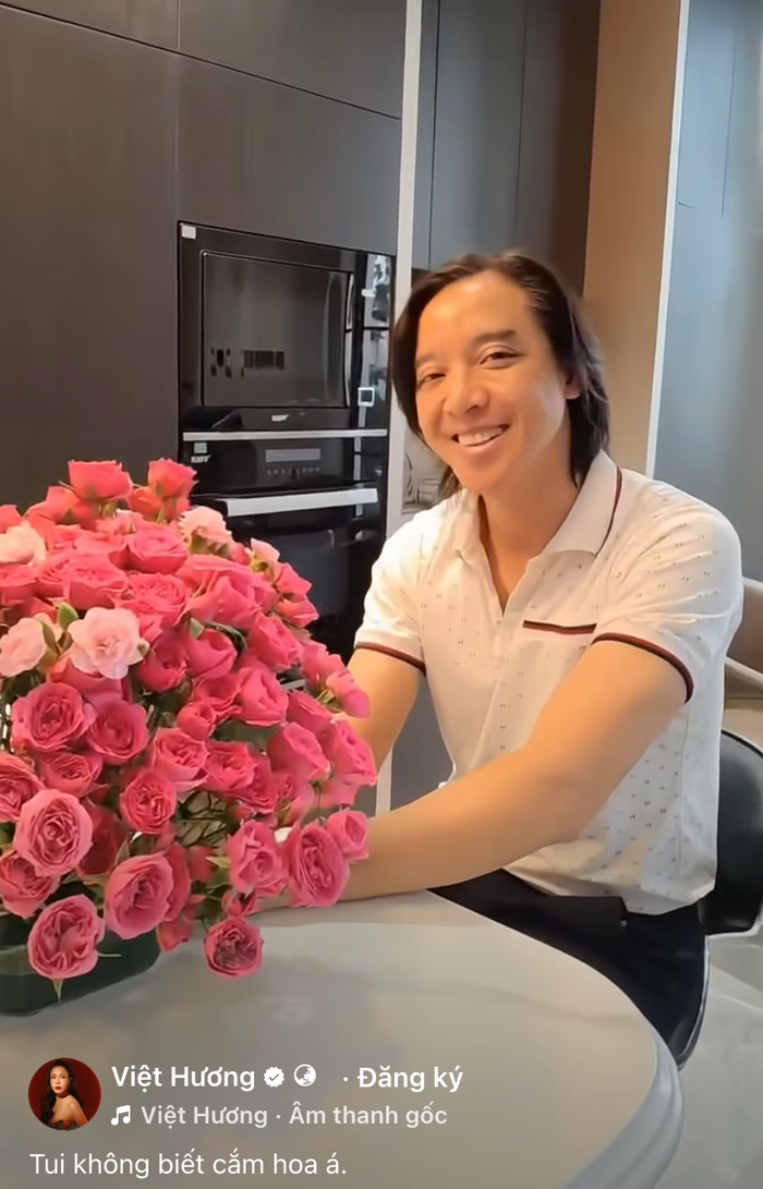 Khoảnh khắc Hoài Phương tỉ mỉ cắm hoa tại nhà, được Việt Hương đăng tải khiến nhiều khán giả thích thú. Ảnh: FBNV
