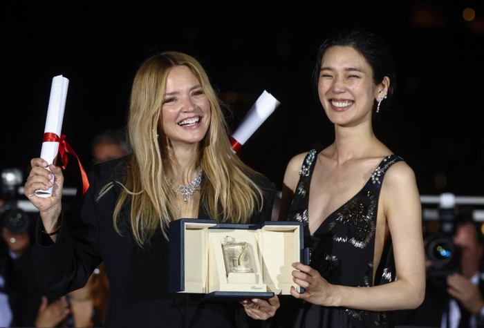 Tao Okamoto và Virginie Efira cùng chia sẻ giải Nữ diễn viên xuất sắc nhất với All of a Sudden.