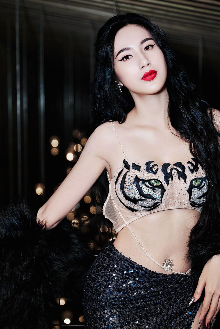 Thủy Tiên từng là ca sĩ sở hữu nhiều bài hit cùng phong cách quyến rũ.