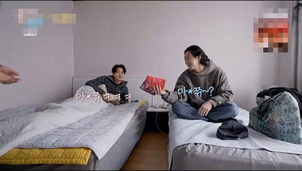 Park Seo Joon trong chương trình thực tế cùng Choi Woo Sik. (Ảnh từ Chosun)