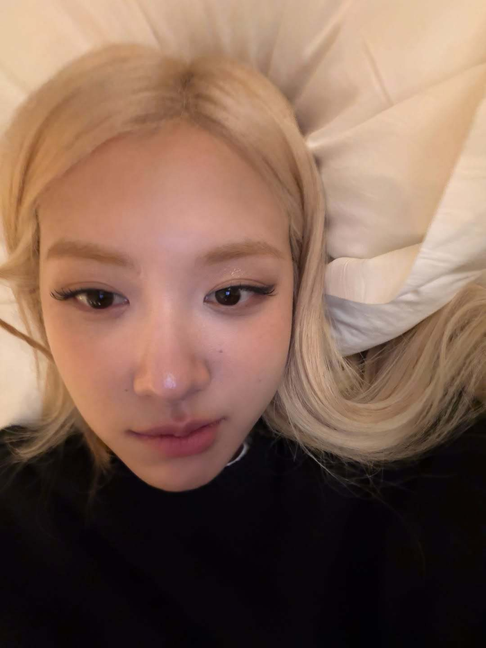 Rosé (BLACKPINK) khoe vẻ ngoài quyến rũ khiến dân tình trầm trồ Ảnh 2