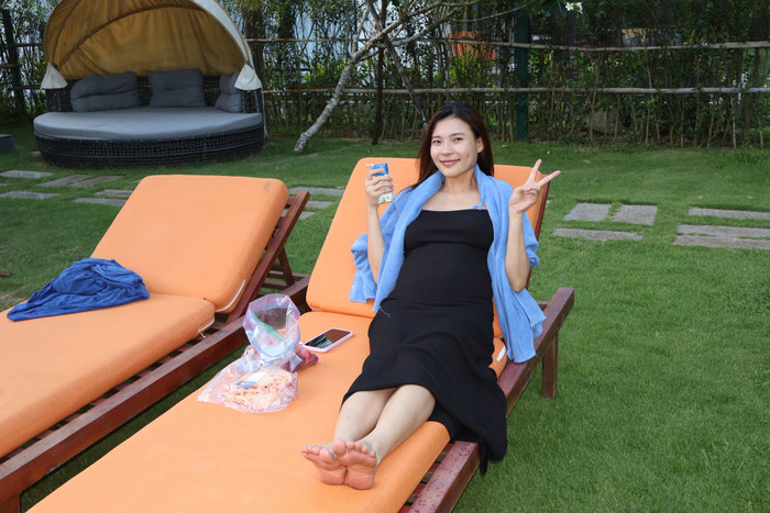 Thúy Diễm vác bụng bầu đi du lịch cùng Lương Thế Thành và con trai.