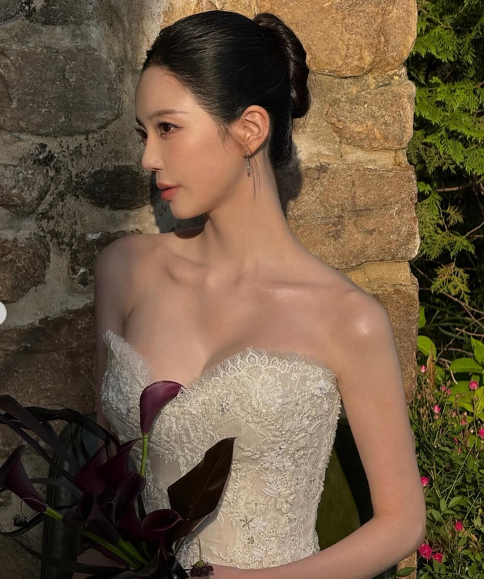 Mỹ nhân sinh năm 1995 khoe nhan sắc rạng rỡ khi diện nhiều kiểu váy cưới khác nhau.