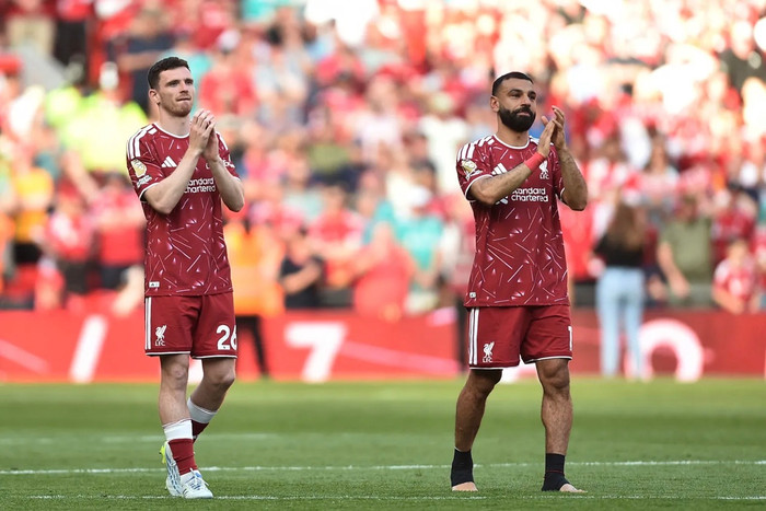 Andy Robertson (trái) cũng nói lời chia tay Liverpool cùng với Salah. Ảnh: Reuters