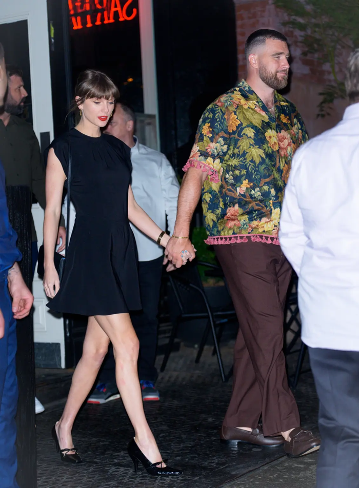 Taylor Swift và Travis Kelce tiếp tục được bắt gặp hẹn hò ở sân bóng Ảnh 4