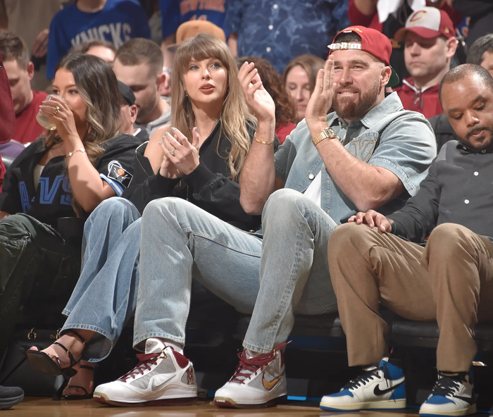 Taylor Swift và Travis Kelce tiếp tục được bắt gặp hẹn hò ở sân bóng Ảnh 1