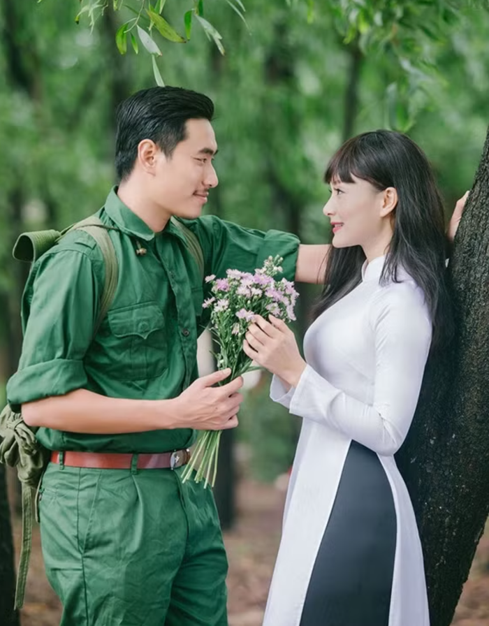 Bộ ảnh nghệ thuật tri ân lấy cảm hứng thời chiến ghi dấu sự kết hợp đầy ăn ý giữa Lan Phương và Kiều Minh Tuấn được khán giả yêu thích.