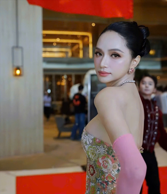 Người đẹp Việt gây chú ý với outfit hồng nữ tính và visual rạng rỡ.