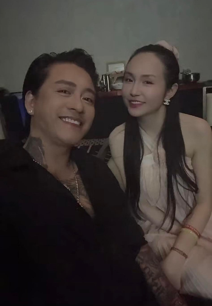 Sau khi đăng video xét nghiệm ma túy, Tuấn Hưng cập nhật khoảnh khắc bên vợ tại hậu trường của một sự kiện.&nbsp;