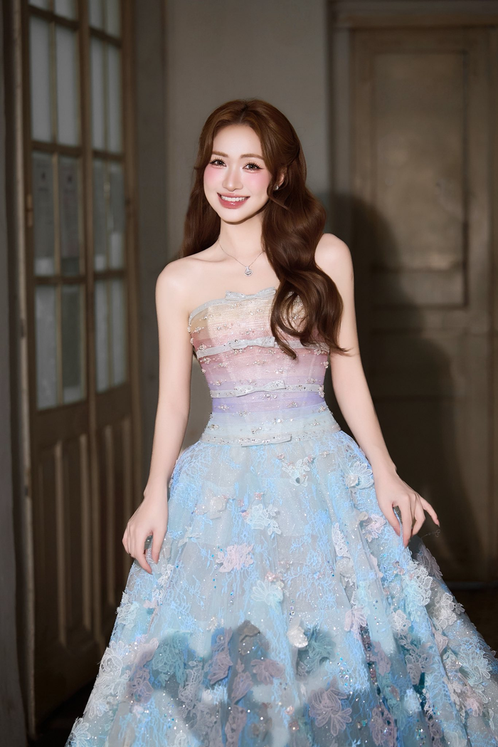 Nhiều năm qua, Hòa Minzy thường xuyên gắn liền với hình ảnh một người nghệ sĩ luôn có những hoạt động sẻ chia với cộng đồng.