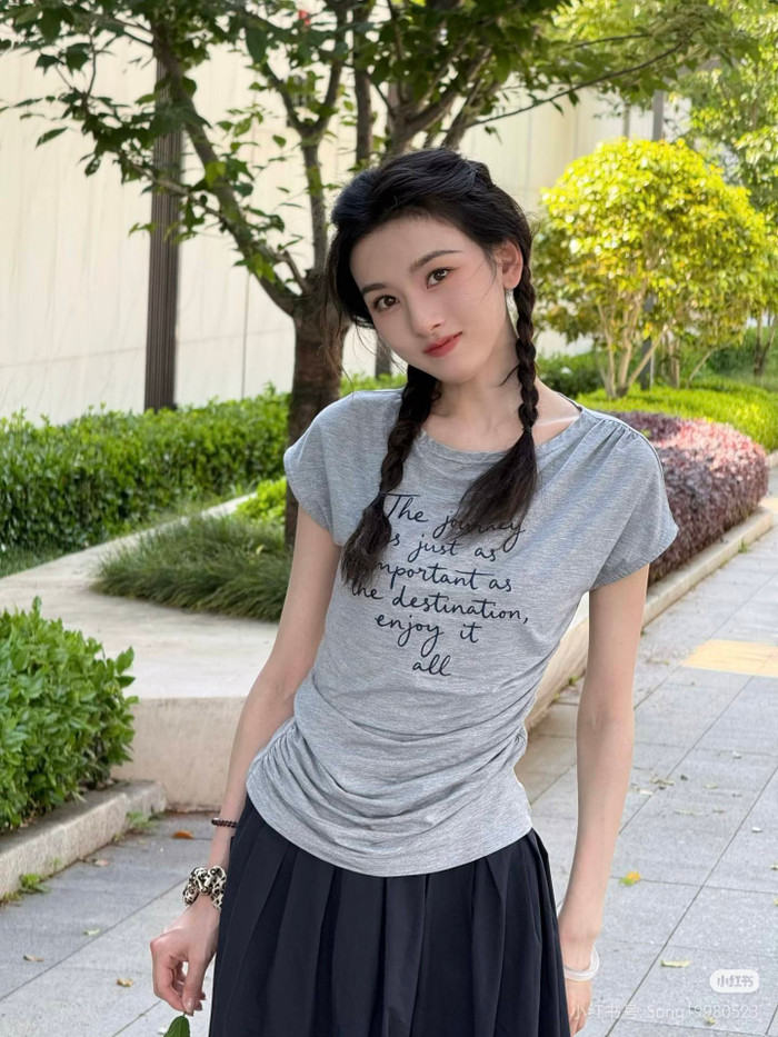 Vóc dáng gầy gò của Tống Tổ Nhi từng nhiều lần trở thành chủ đề được bàn tán ở trên mạng xã hội. Ảnh: Xiaohongsu