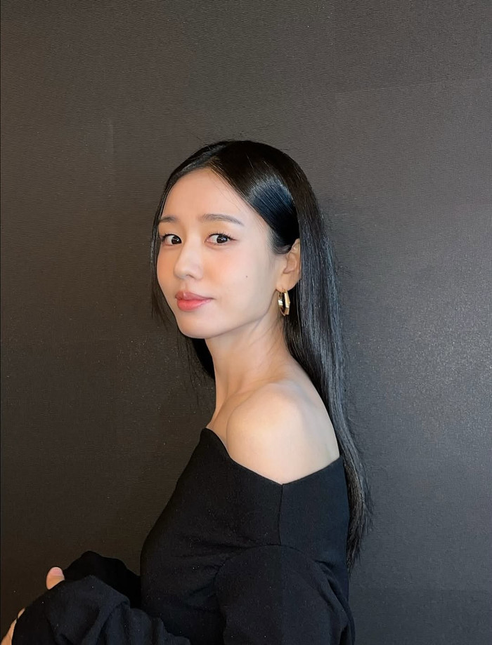 Ahn Eun Jin có mối quan hệ thân thiết với cô dâu và chú rể.