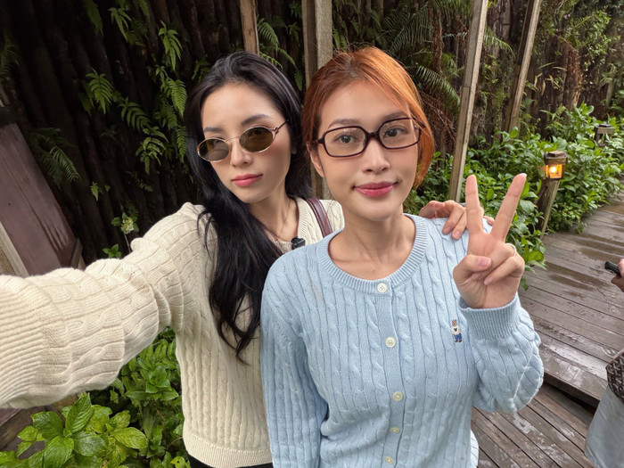 Kỳ Duyên và Thiên Ân vui vẻ chụp hình cùng nhau. Ảnh: FBNV