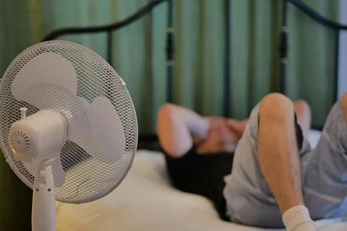 Không nên để luồng gió lạnh thổi trực tiếp vào đầu. Ảnh minh hoạ