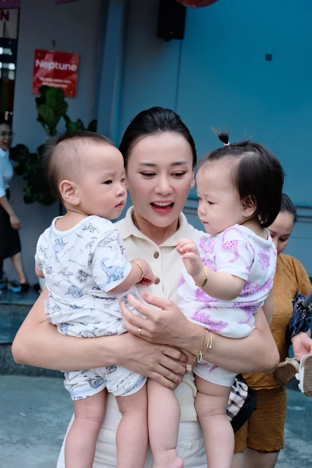 Vẻ ngoài đáng yêu của cặp song sinh nhà Phương Oanh khiến nhiều người thích thú.