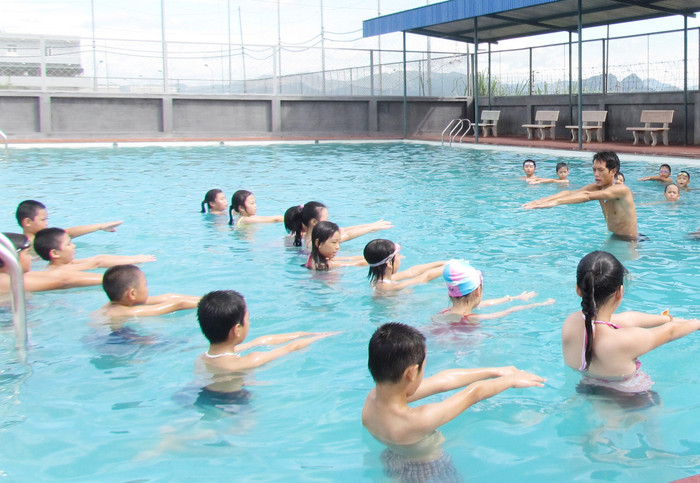 Hiện nay, bộ môn bơi lội được phụ huynh chú trọng đầu tư cho con mỗi khi hè về.