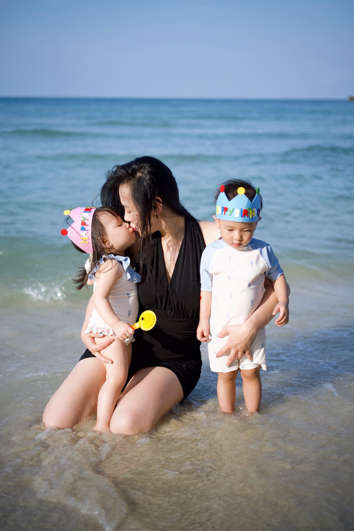 Mới đây, nữ diễn viên đã đưa 2 con đi du lịch biển nhân dịp các con tròn 2 tuổi.