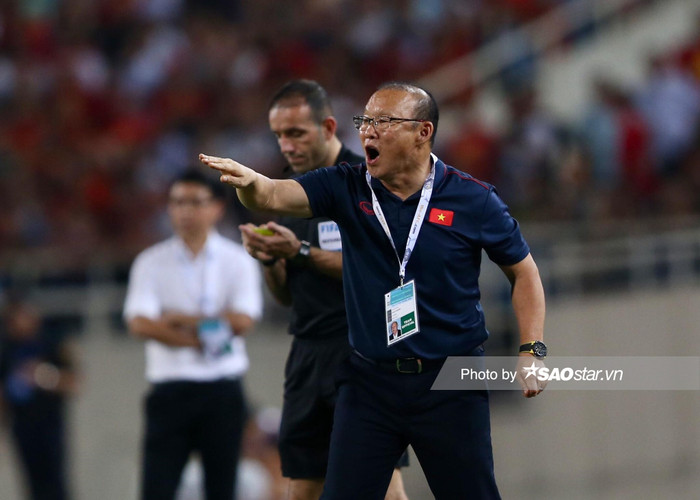 CĐV Thái Lan vui mừng khi HLV Park Hang Seo đến Thai League Ảnh 2