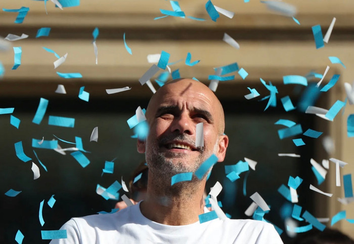 Pep Guardiola đã được các CĐV Manchester City tiễn biệt bằng màn tri ân cuồng nhiệt. Ảnh: Reuters.