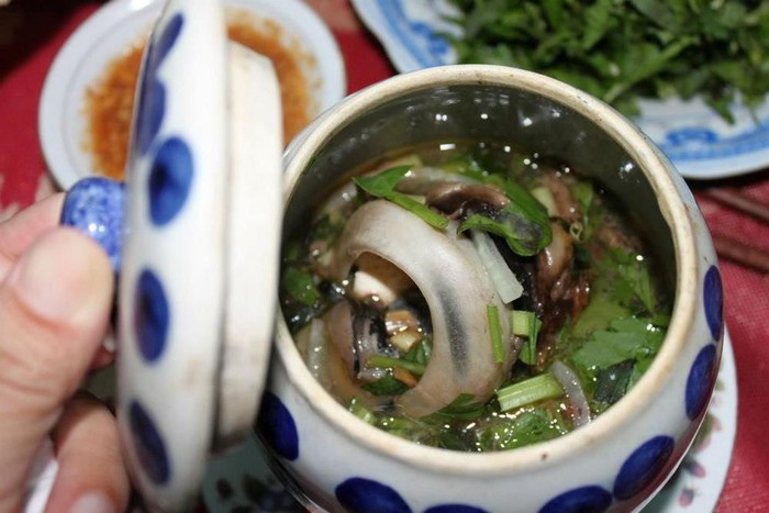 Cận cảnh bát canh mắt cá ngừ.