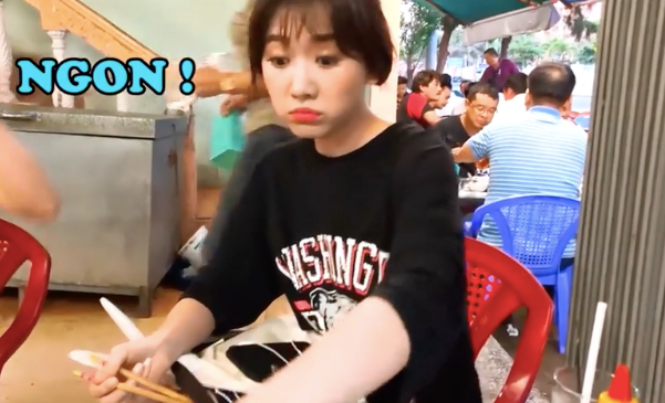 Biểu cảm thích thú của Hari Won khi thưởng thức món ă.