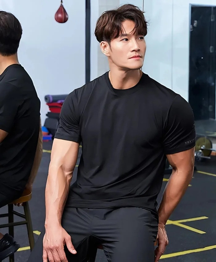 Nam ca sĩ sở hữu vóc dáng phong độ nhờ chăm chỉ tập luyện thể thao.