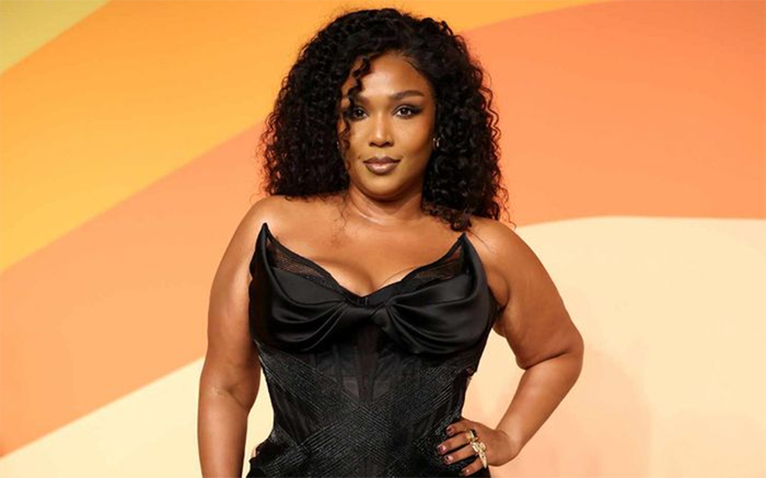 Lizzo đã thẳng thắn đáp trả một cư dân mạng sau khi bị cáo buộc “đá xéo” Taylor Swift.