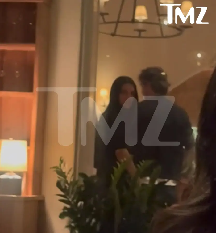 Nam diễn viên Jacob Elordi và siêu mẫu Kendall Jenner đã cùng một cặp đôi khác dùng bữa tại nhà hàng ở Montecito hôm 24/5.