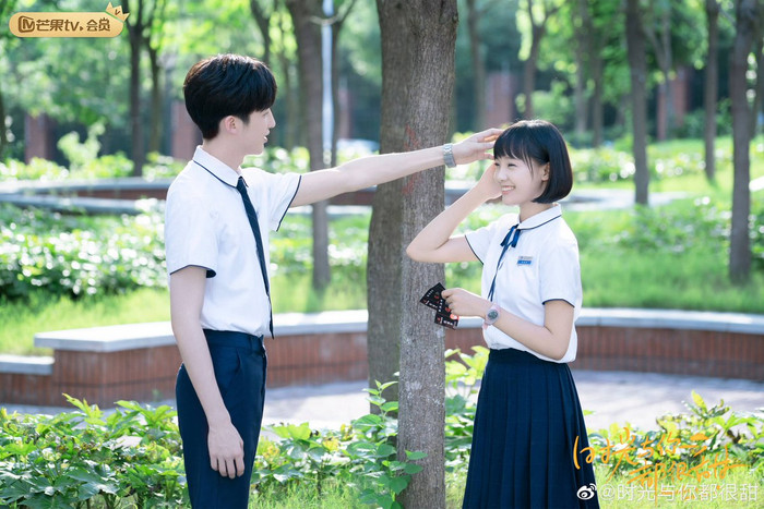 Bộ phim xoay quanh cô nữ sinh lạc quan Lâm Tinh Thần và nam thần học bá lạnh lùng Lục Nhất Bạch. Từ mối quan hệ bạn cùng bàn, cả hai dần trở thành chỗ dựa cho nhau trong học tập lẫn cuộc sống. Những rung động tuổi học trò, các lần ghen tuông đáng yêu và hành trình cùng nhau vượt qua kỳ thi đại học tạo nên bầu không khí thanh xuân nhẹ nhàng, dễ xem.