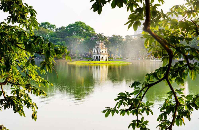 Sáng sớm mùa hè, ngắm Hồ Gươm tươi đẹp sẽ thấy lòng tươi mới.