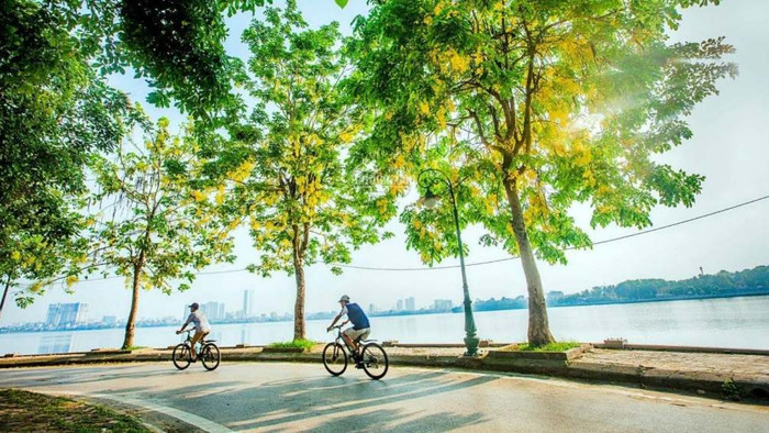 Sáng sớm mùa hè ở ven hồ Tây.